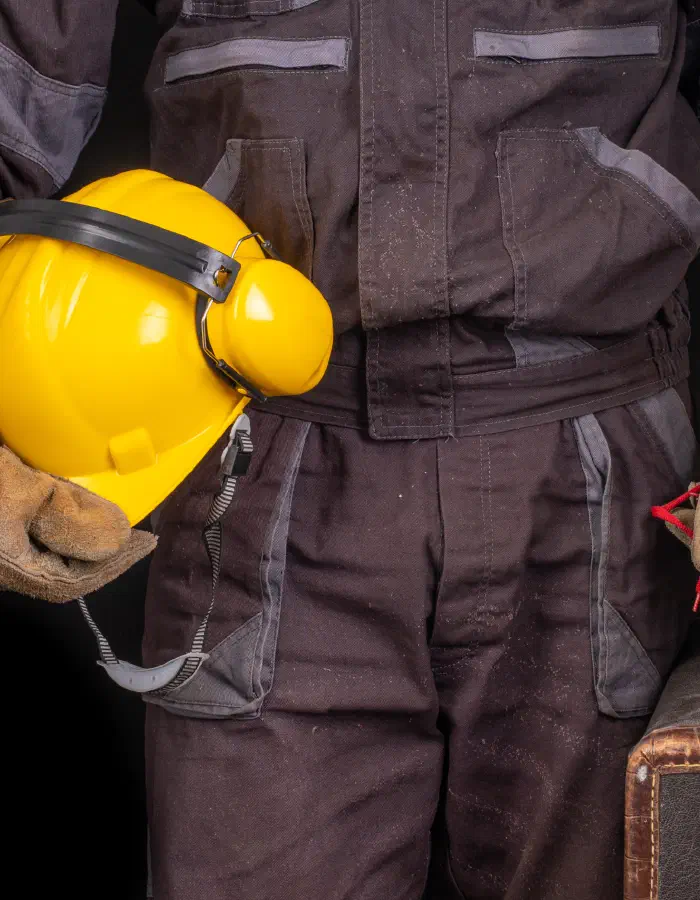 Mitarbeiter mit Schutzhelm und Werkzeugkoffer